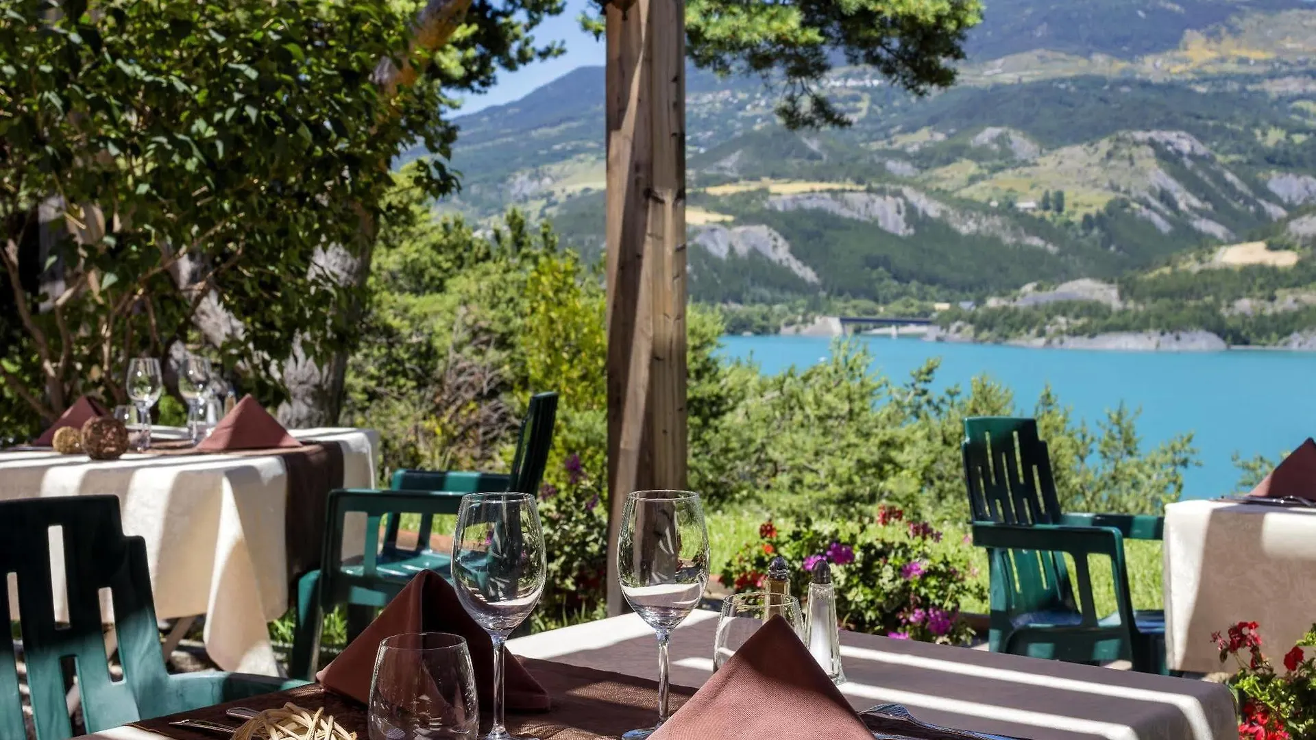 Logis Hotel Eden Lac Savines-le-Lac