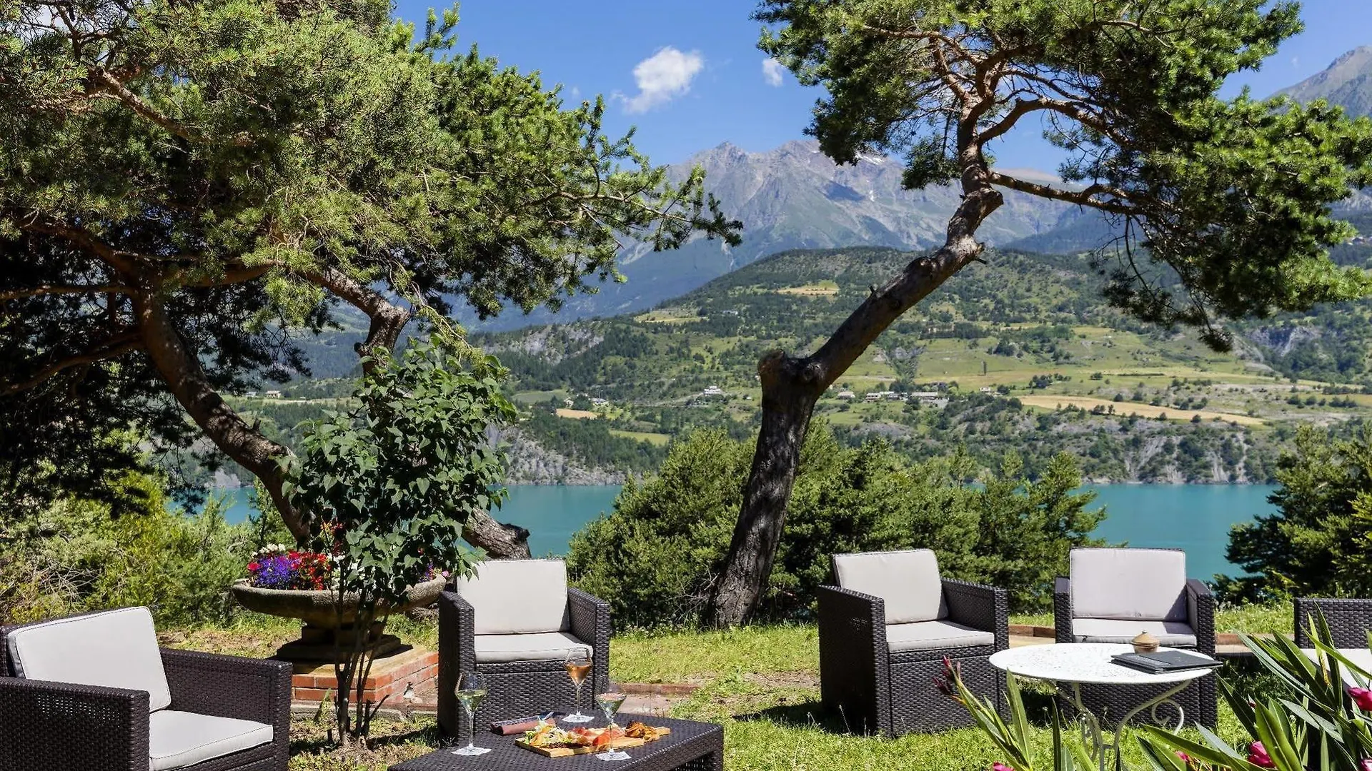 Logis Hotel Eden Lac Savines-le-Lac